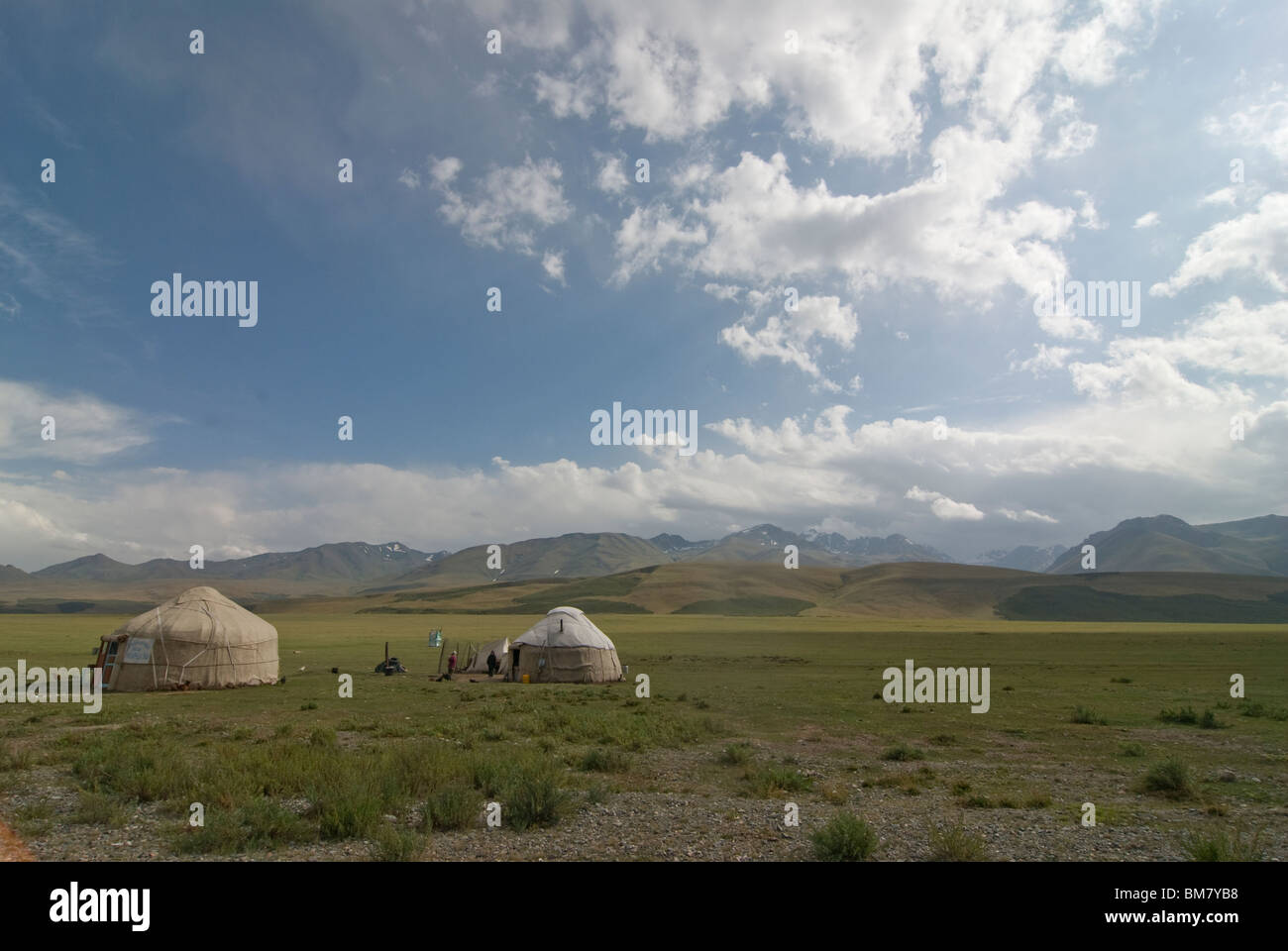 Yourte en paysage nu, entre Sary Chelek et Bishkek, Kirghizistan Banque D'Images
