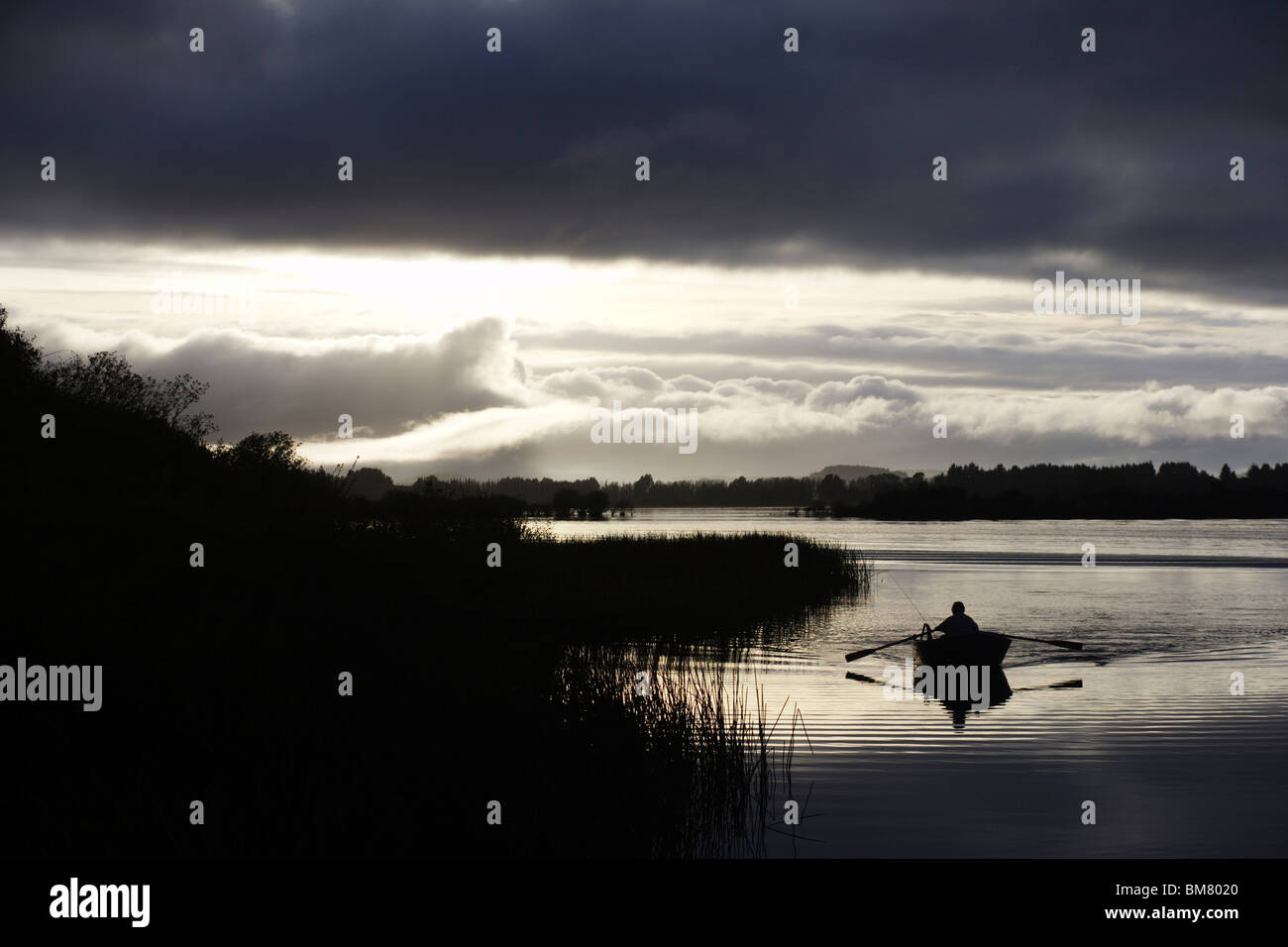 Les lignes d'un homme un bateau à aube sur le lac Rerewhakaaitu près de Rotorua en Nouvelle Zélande Banque D'Images