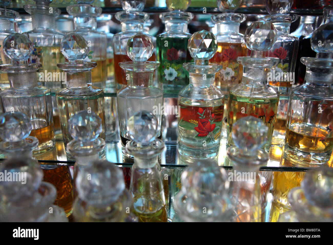 Bouteilles d'huiles essentielles sur l'affichage de Devaraja market à Mysore, Karnataka, Inde. Banque D'Images