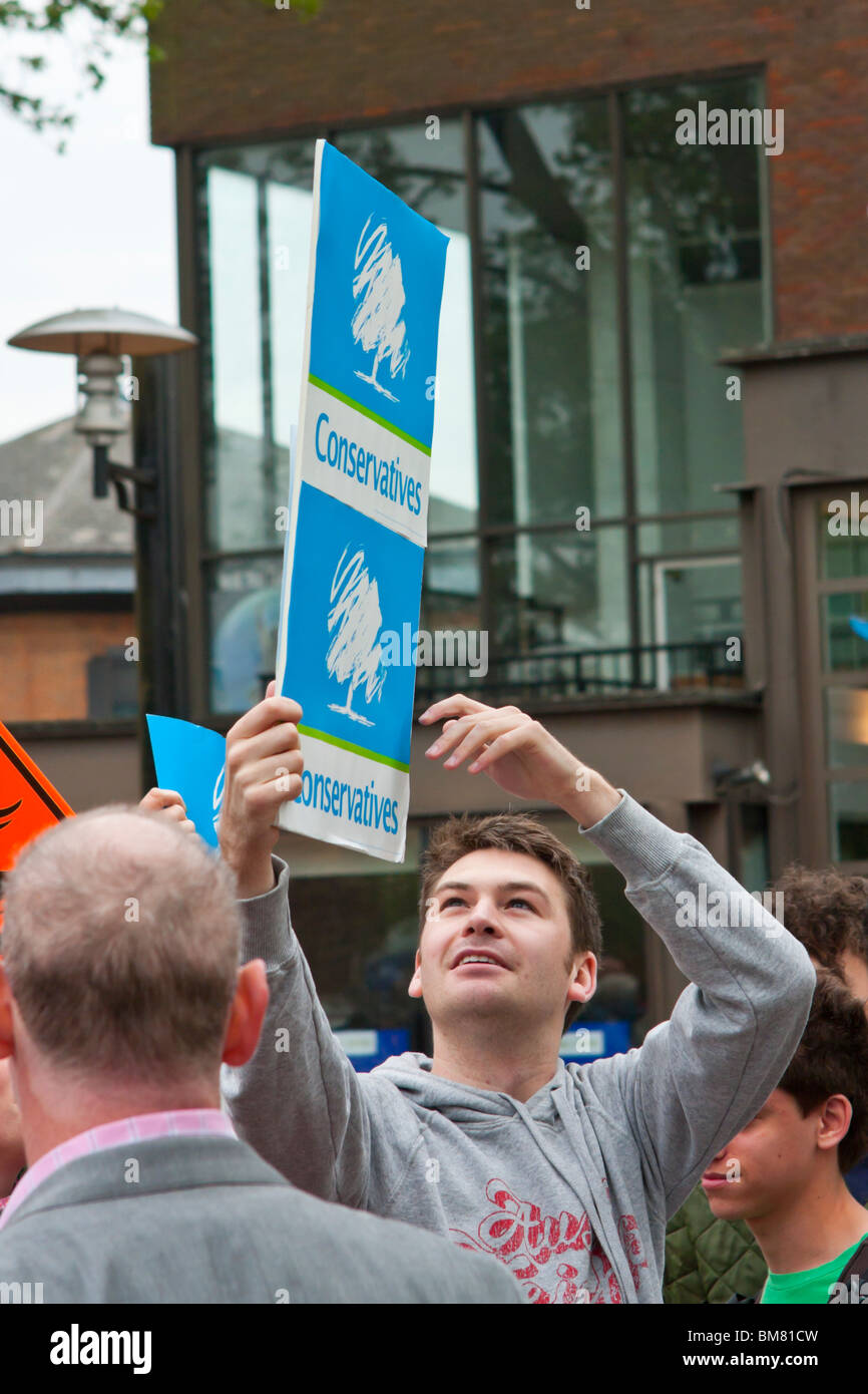 Un jeune partisan du parti conservateur lors d'un meeting électoral Libdem à St Albans Banque D'Images