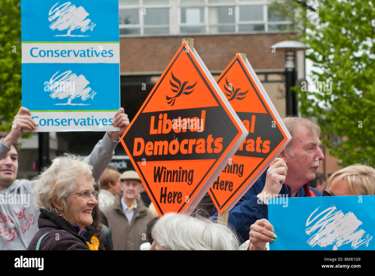 Les partisans conservateurs et libéraux-démocrates à une réunion électorale à St Albans Banque D'Images