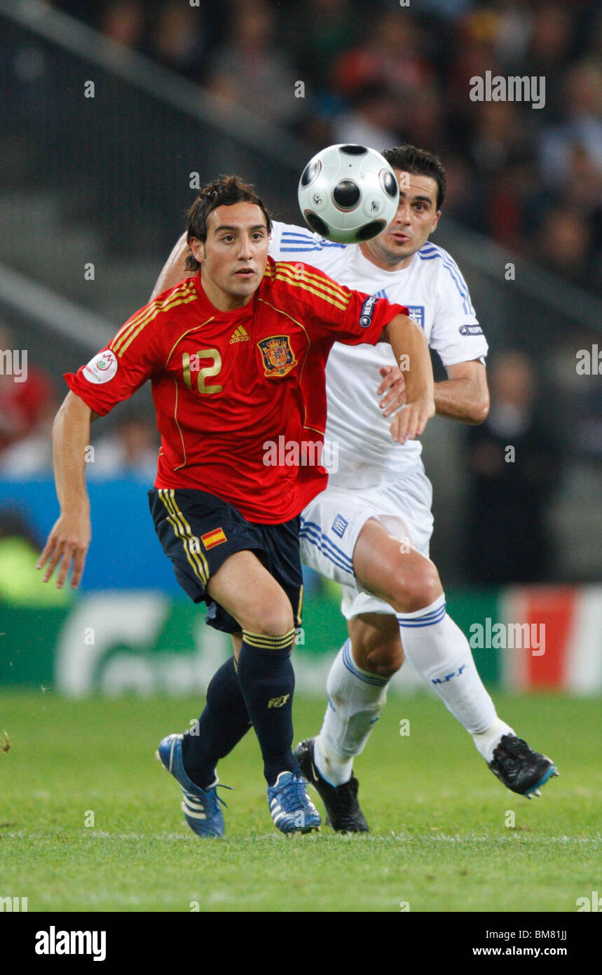 Santi Cazorla d'Espagne (l) et Loukas Vintra de Grèce (r) en action lors d'un match de football de l'UEFA Euro 2008. Banque D'Images