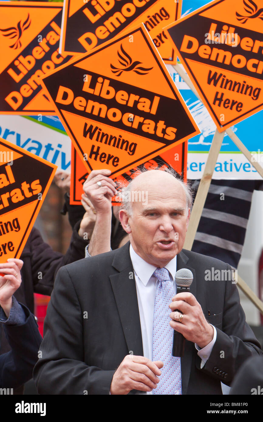 Vince Cable MP s'exprimant lors d'une réunion électorale à St Albans 2010 Banque D'Images