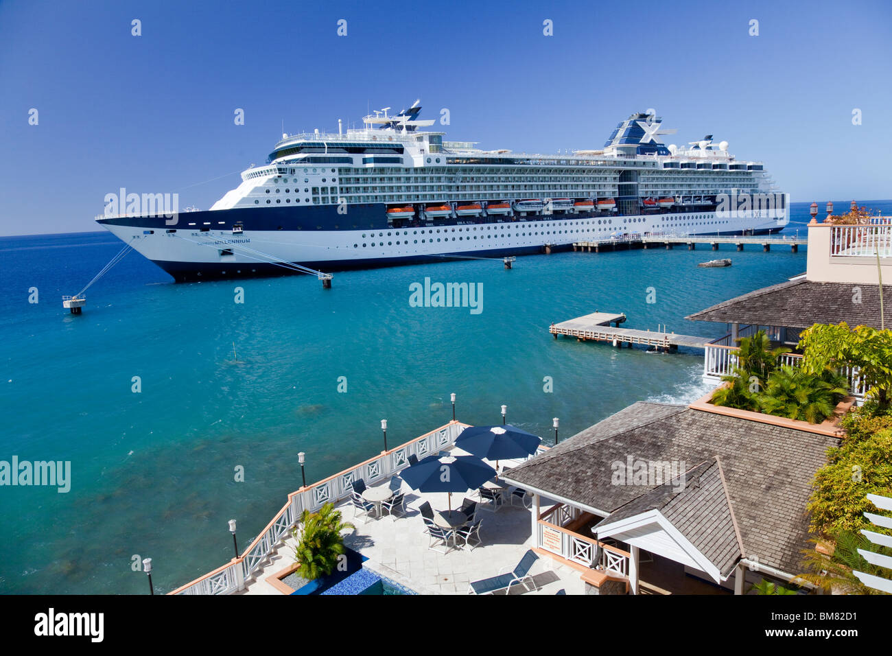 Le navire de croisière de célébrité millénaire dans le port de Roseau, Dominique, West Indies. Banque D'Images