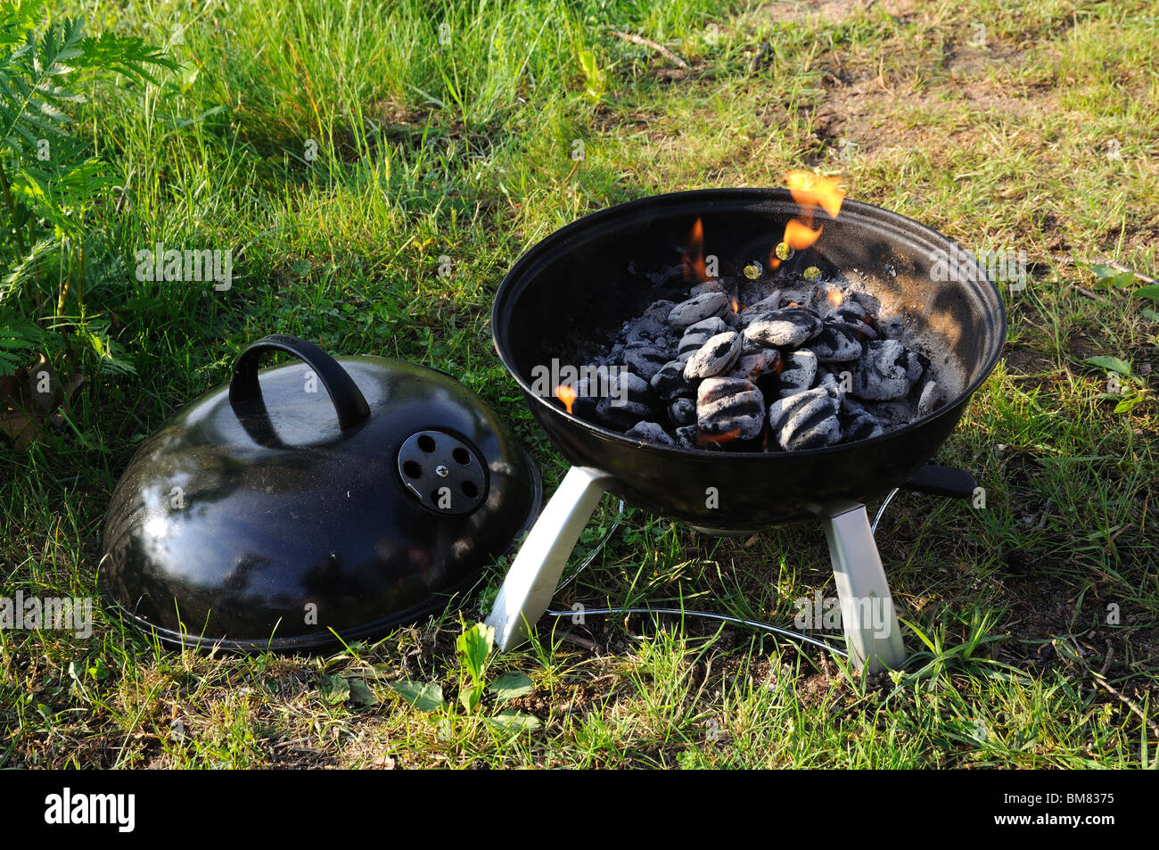 Grill with Charcoal and flames Banque D'Images