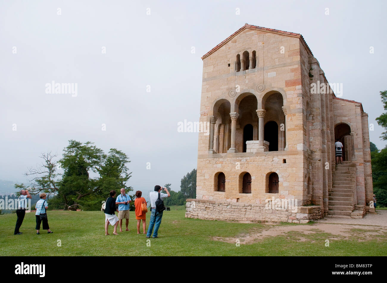 Groupe de personnes visitant l'église Santa Maria del Naranco. Oviedo, Asturias, Espagne province. Banque D'Images