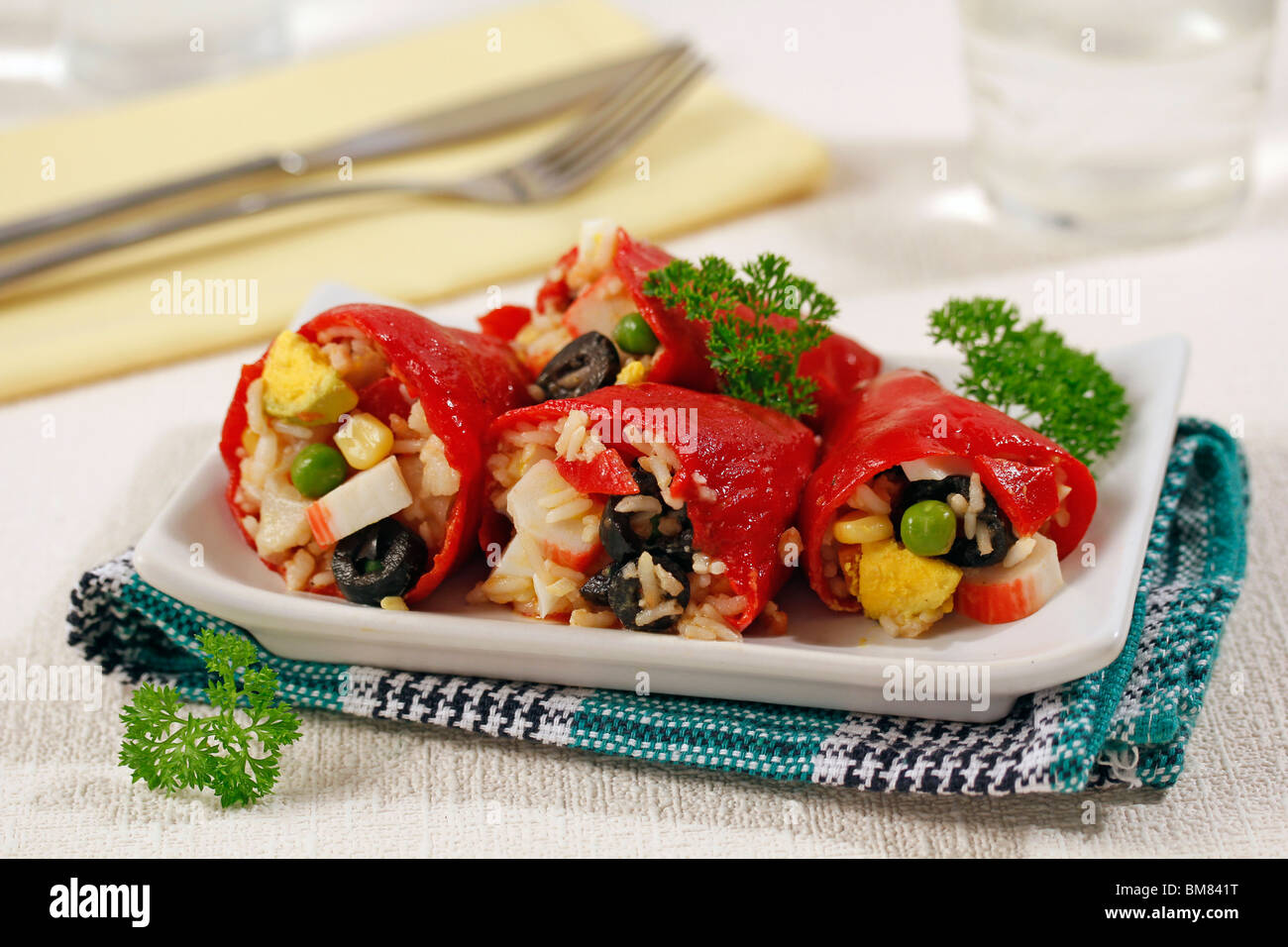 Des poivrons farcis avec du riz et le crabe. Recette disponible. Banque D'Images