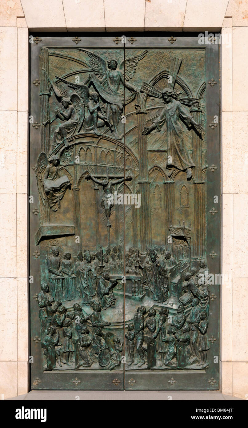 Madrid, Espagne. Catedral de la Almudena (1994) Cathédrale. Détail de portes en bronze commémorant la visite du Pape Jean Paul II Banque D'Images