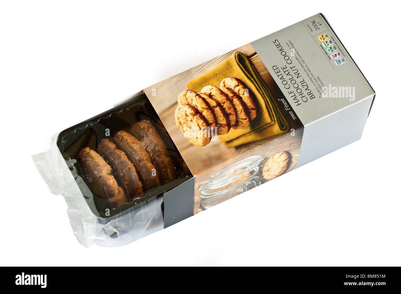 Boîte de 200g de chocolat enrobés de Tesco Finest moitié cookies noix du Brésil Banque D'Images