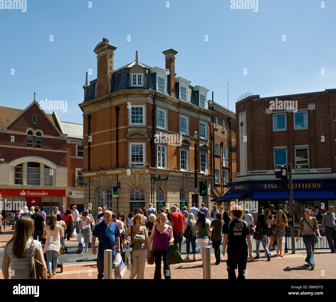 Les gens de shopping dans le centre-ville de Chelmsford dans l'Essex. Banque D'Images