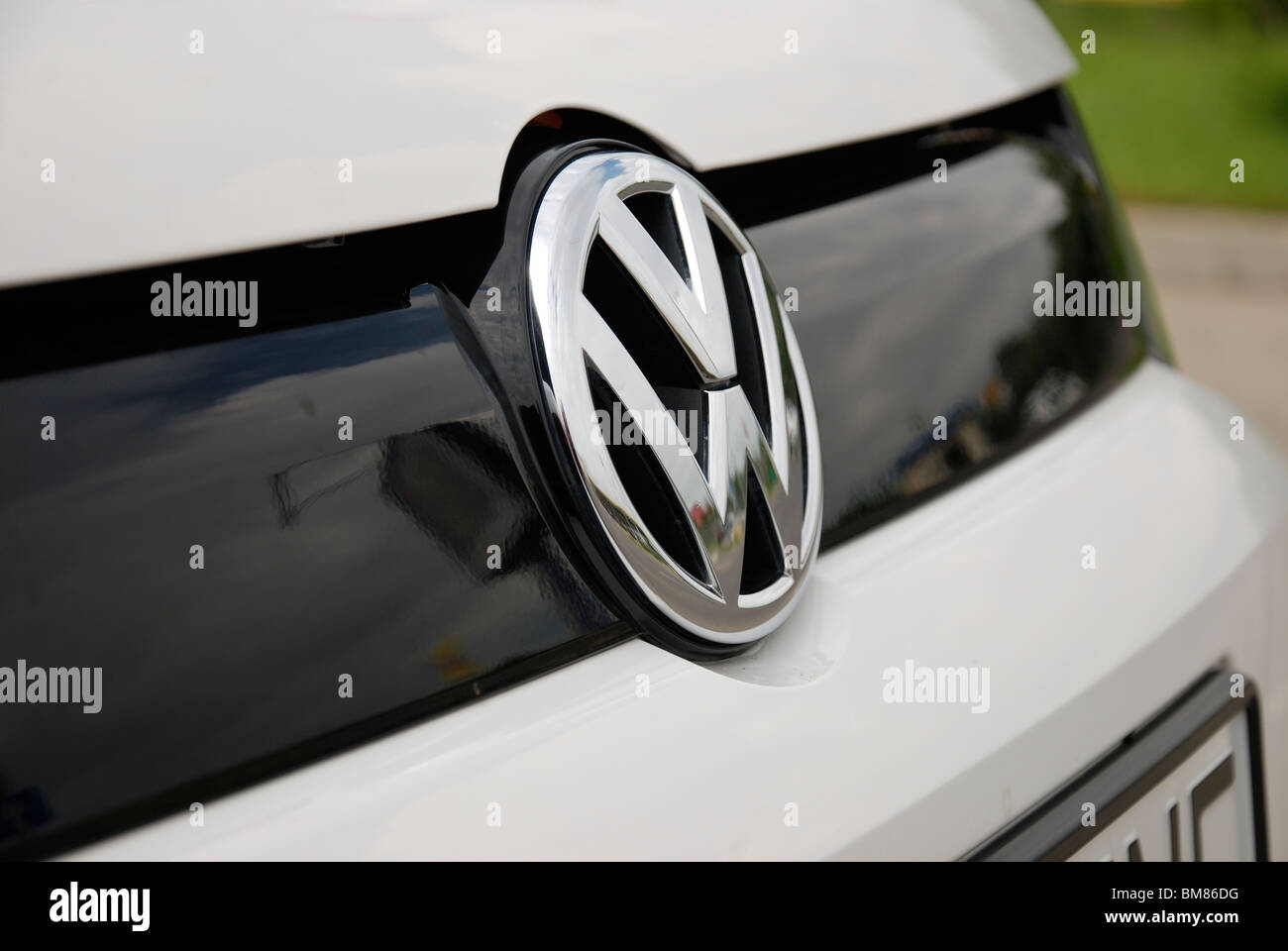 Polo 1.2 TDI BlueMotion - MA 2010 - blanc - 5 portes (5D) - Ville - voiture sous-compacte allemande le logo VW (un insigne, emblème) Banque D'Images