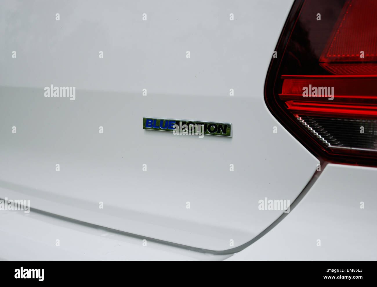 Polo 1.2 TDI BlueMotion - MA 2010 - blanc - 5 portes (5D) - voiture de ville compacte allemande - logo BlueMotion (badge, emblème) Banque D'Images