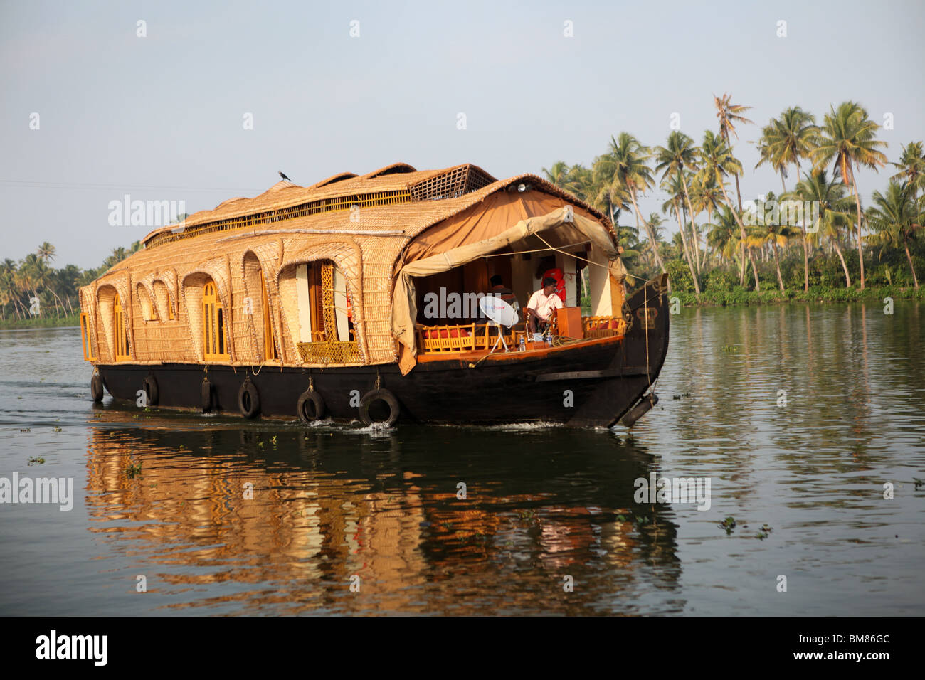 une-p-niche-traditionnelle-sur-les-backwaters-du-kerala-en-inde-photo