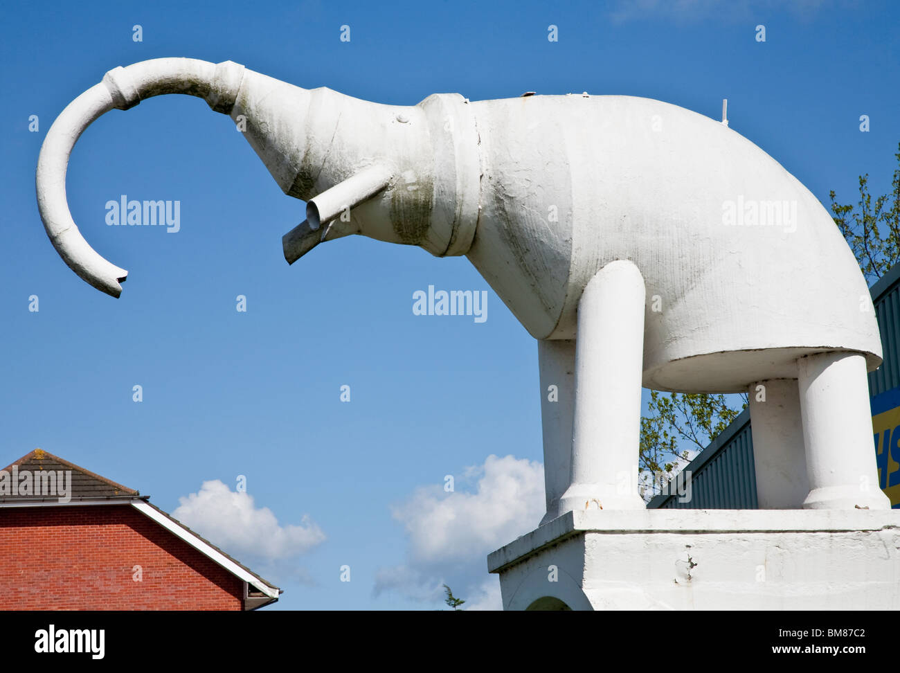 L'iconique de Camberley éléphant béton fabriqué à partir de tuyaux conçus par Barbara Jones en 1963 pour l'entreprise de bâtiment Trollope et Colls Banque D'Images