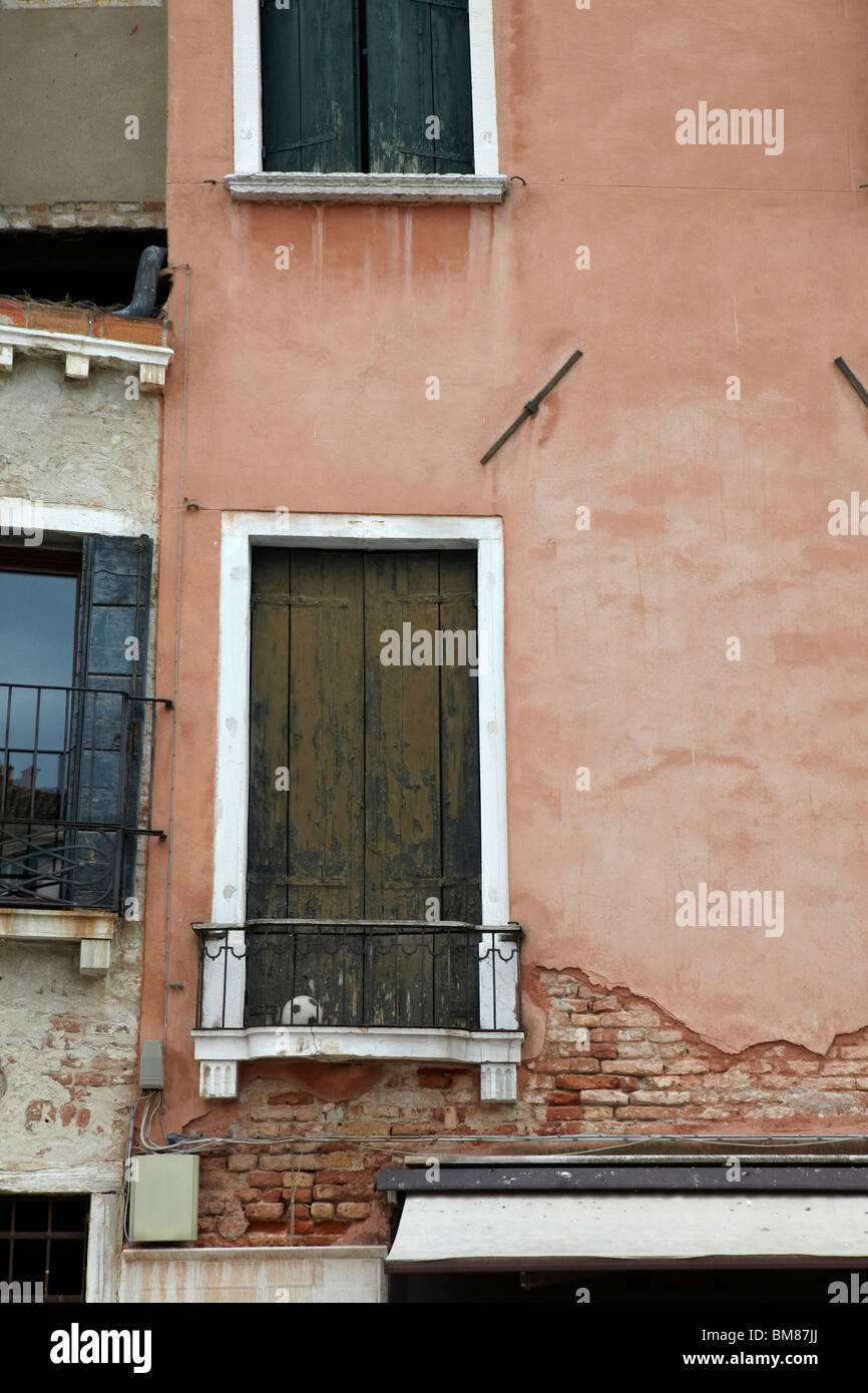 Le football sur un balcon à Venise, Italie Banque D'Images