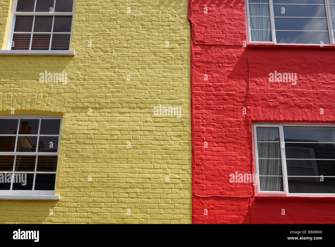 Des maisons rouges et jaunes Banque D'Images