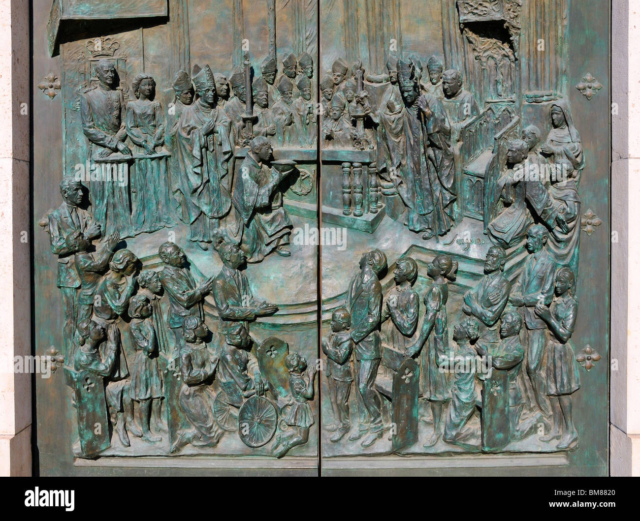 Madrid, Espagne. Catedral de la Almudena (1994) Cathédrale. Détail de portes en bronze commémorant la visite du Pape Jean Paul II Banque D'Images