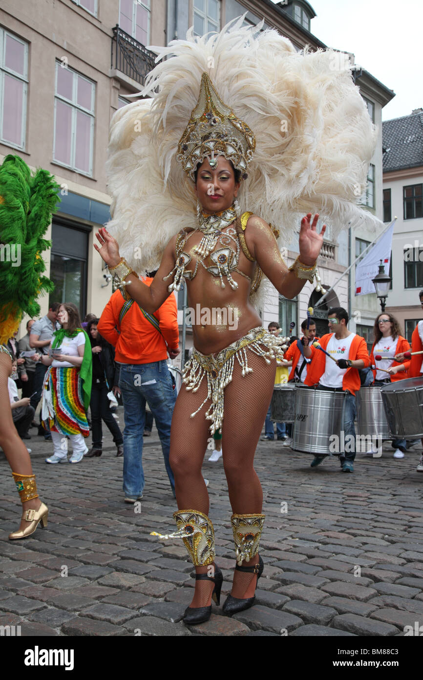 Pentecôte ou Pentecôte samba carnival procession sur la célèbre rue piétonne Strøget à Copenhague. Banque D'Images