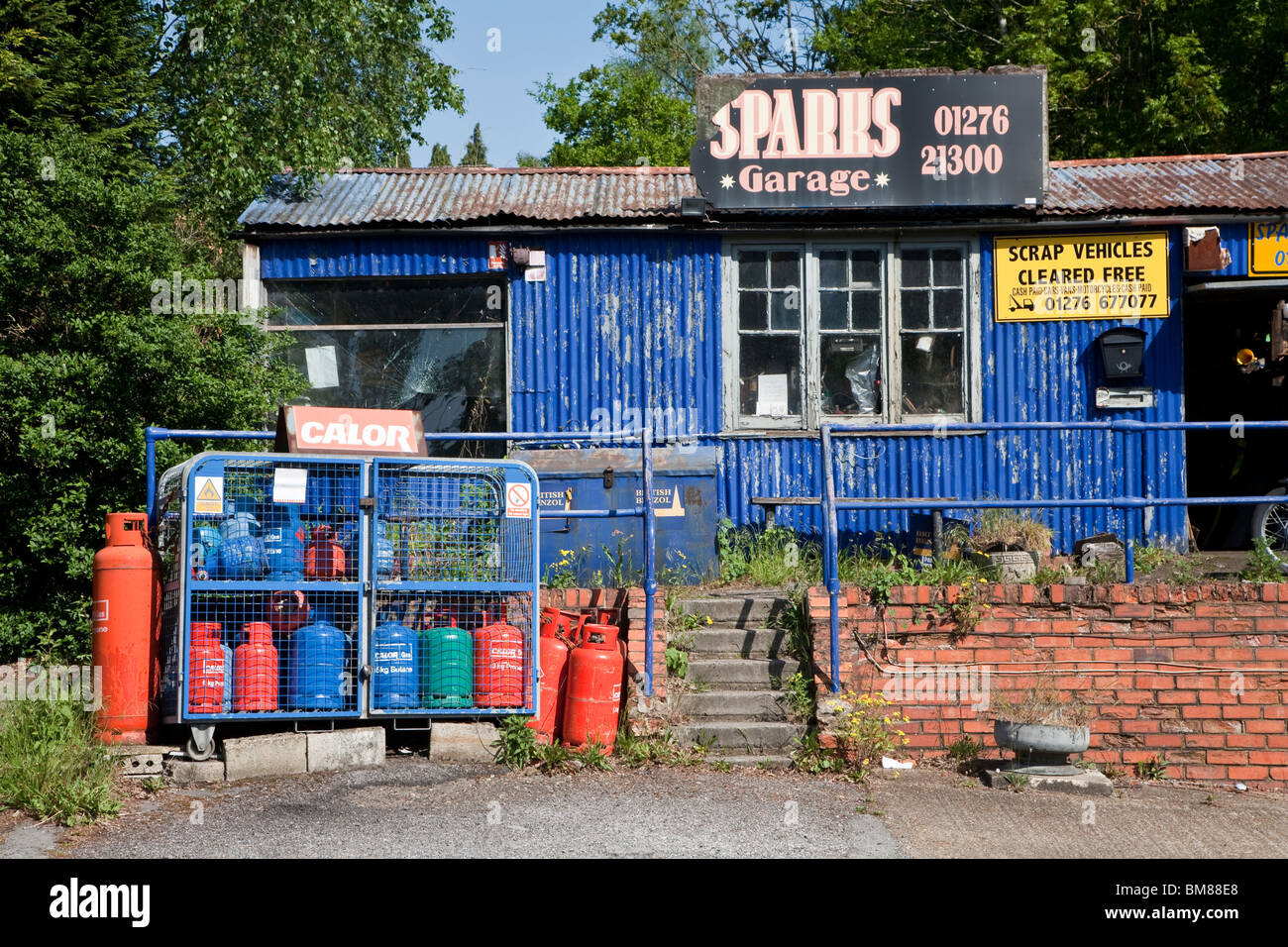 Garage en métal ondulé bleu sur London Road (A30 ), Camberley Banque D'Images