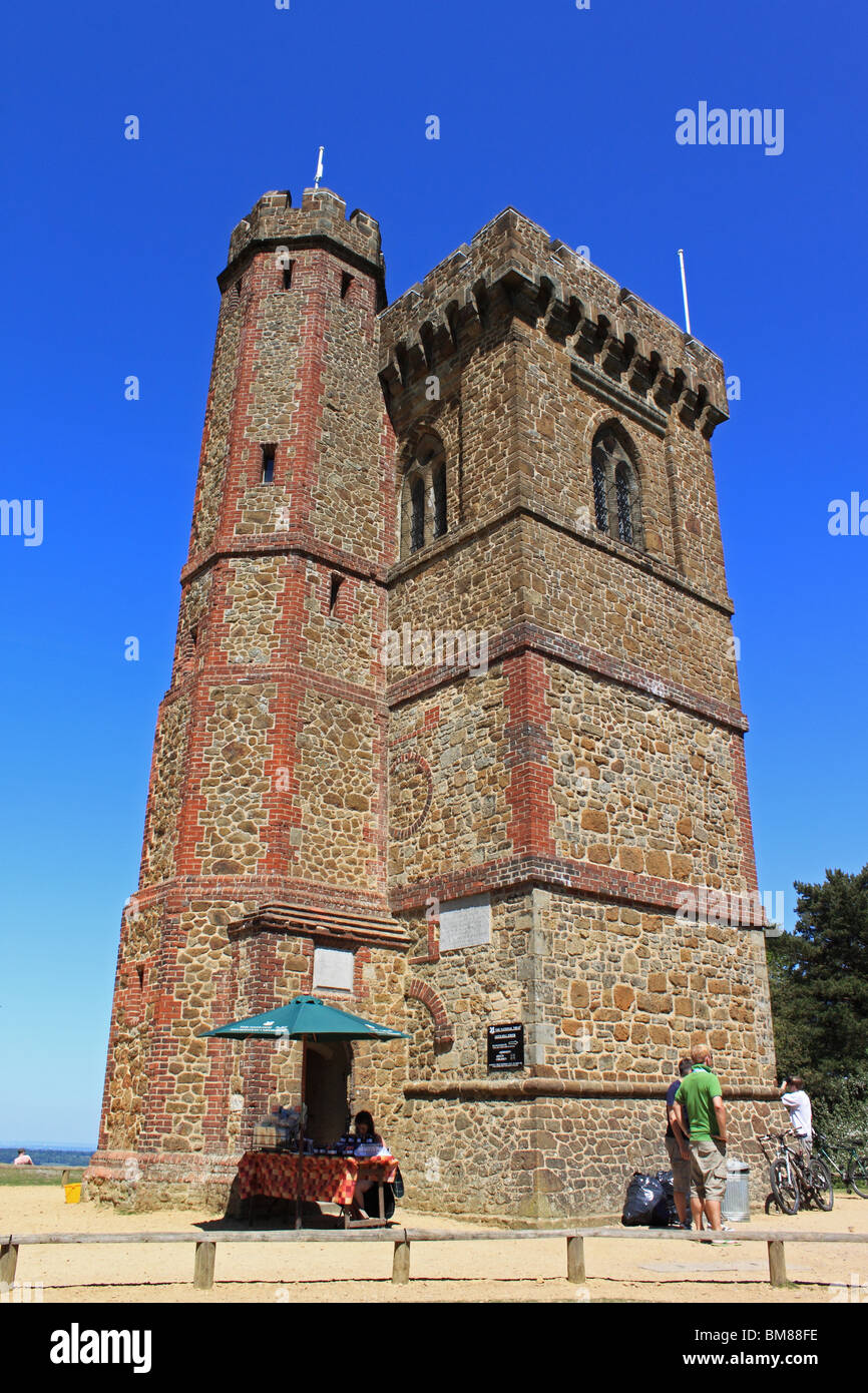 Leith Hill Tower (à partir de la PRW), point le plus élevé dans le sud-est de l'Angleterre à 294 mètres (965 pieds), de North Downs près de Dorking, Surrey. Banque D'Images