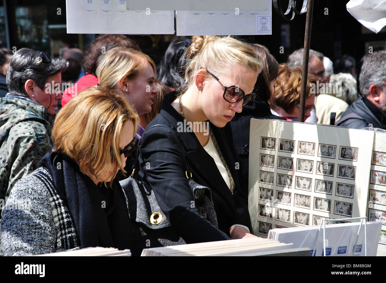 Les femmes regardant des épreuves en décrochage, marché d'antiquités de Portobello, Portobello Road, Notting Hill, Londres, Angleterre, Royaume-Uni Banque D'Images