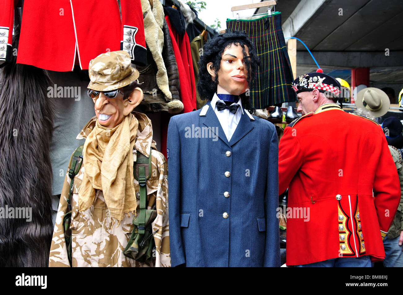 Des mannequins au décrochage, marché d'antiquités de Portobello, Portobello Road, Notting Hill, Londres, Angleterre, Royaume-Uni Banque D'Images