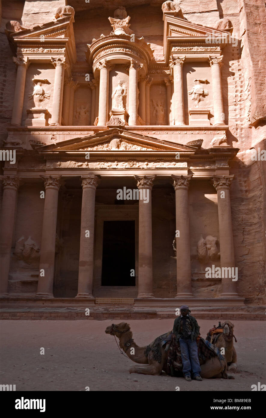 Façade du trésor, avec un chameau à l'avant, dans l'ancienne ville rose de Petra en Jordanie Banque D'Images