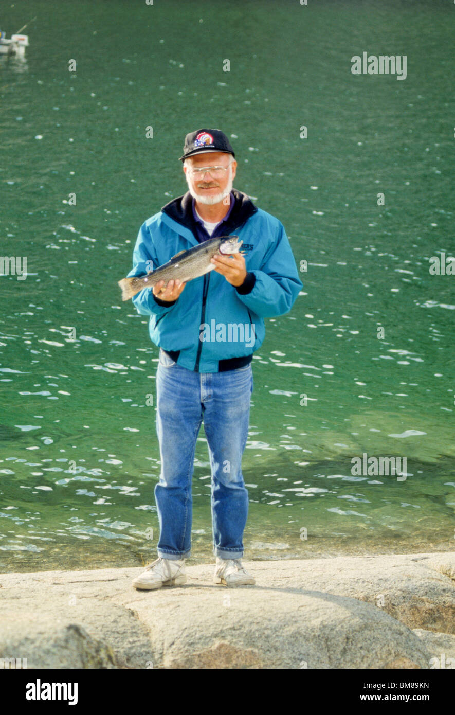 L'homme détient la truite de 7 livres pris dans le lac du sud, l'Est de la Sierra, près de l'évêque, CA, USA Banque D'Images