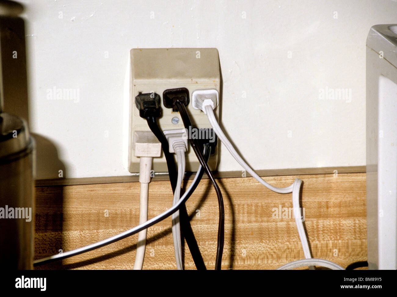 Bouchon de sortie électrique surcharge risque de danger multiples fil  d'alimentation du circuit d'incendie appareil Photo Stock - Alamy