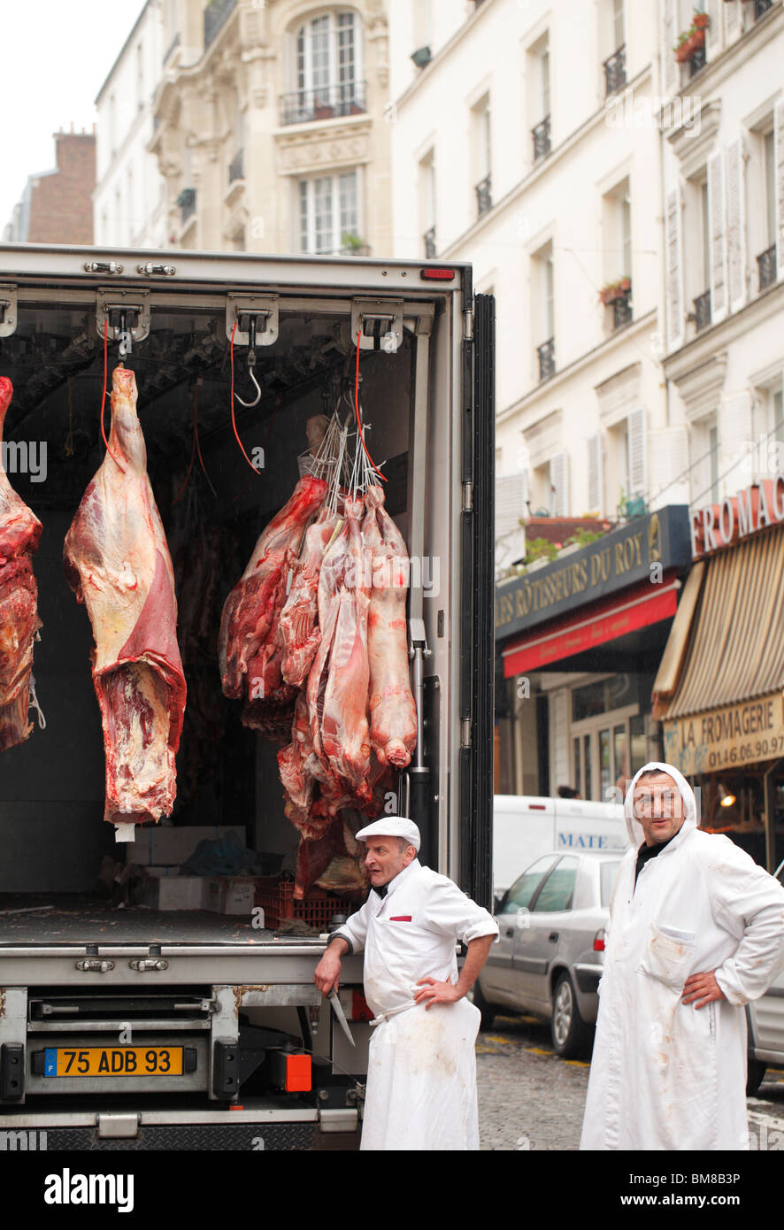 Les bouchers de l'exécution de leurs marchandises à Montmartre, Paris Banque D'Images