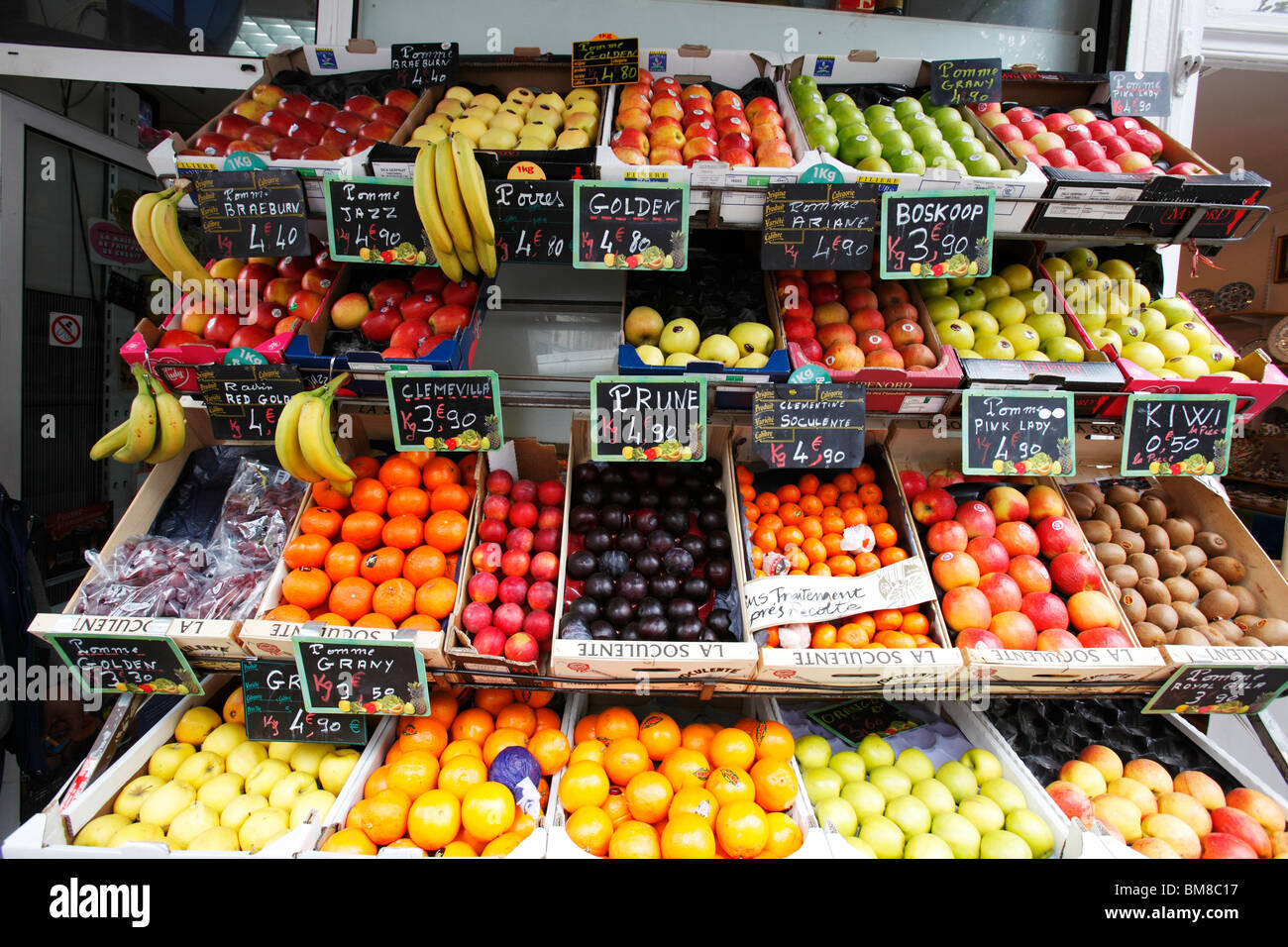 Magasin du vendeur de fruits. Montmartre, Paris. Banque D'Images