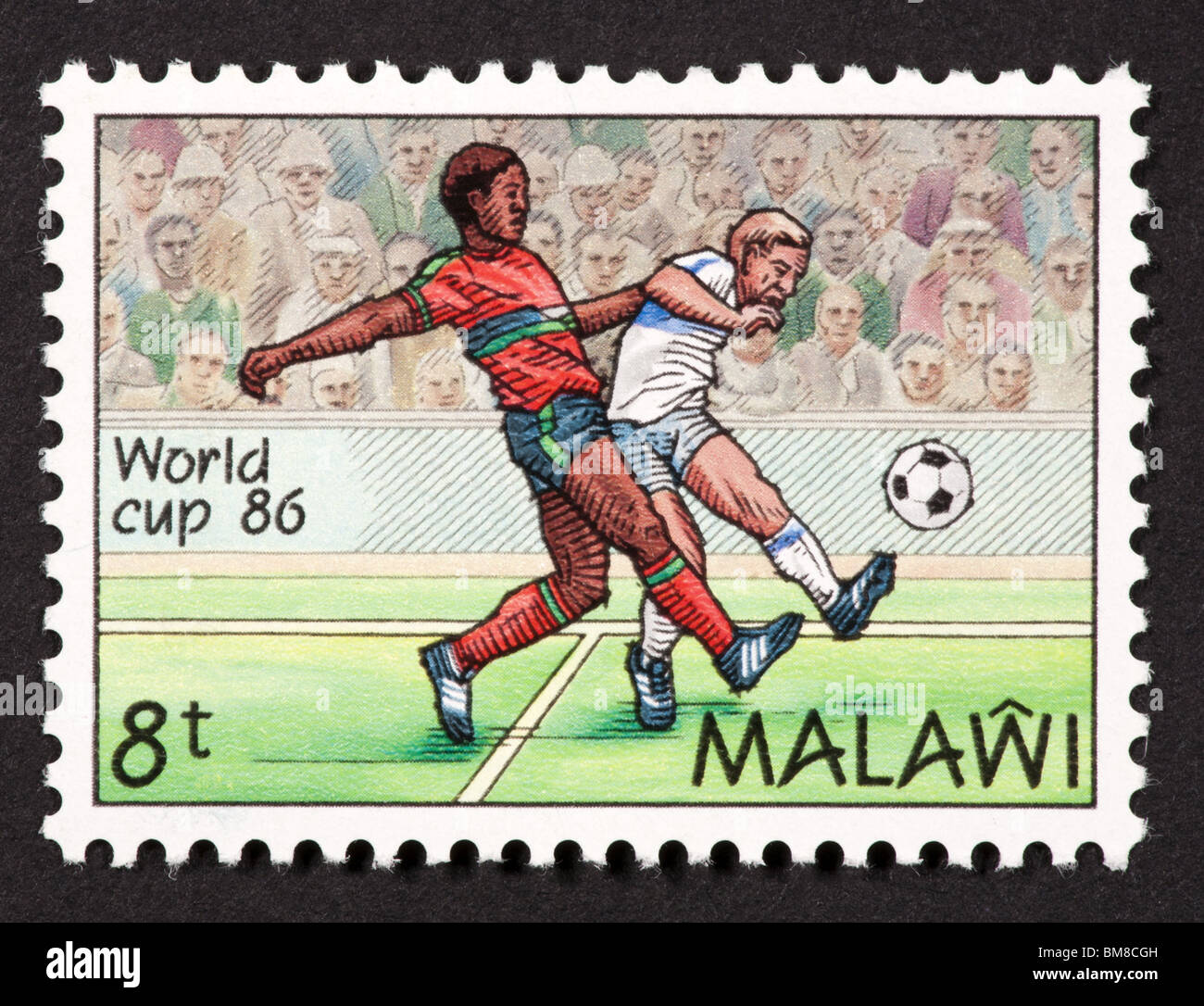 Timbre-poste du Malawi représentant deux joueurs de soccer (football) dans la Coupe du Monde 1986. Banque D'Images