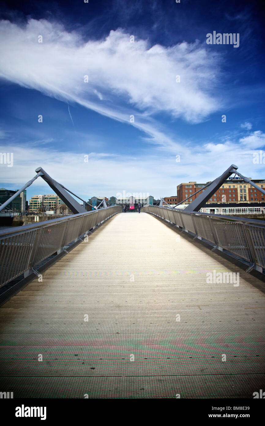 Pont piéton, appelé Sean O Casey Bridge à Dublin, Irlande Banque D'Images