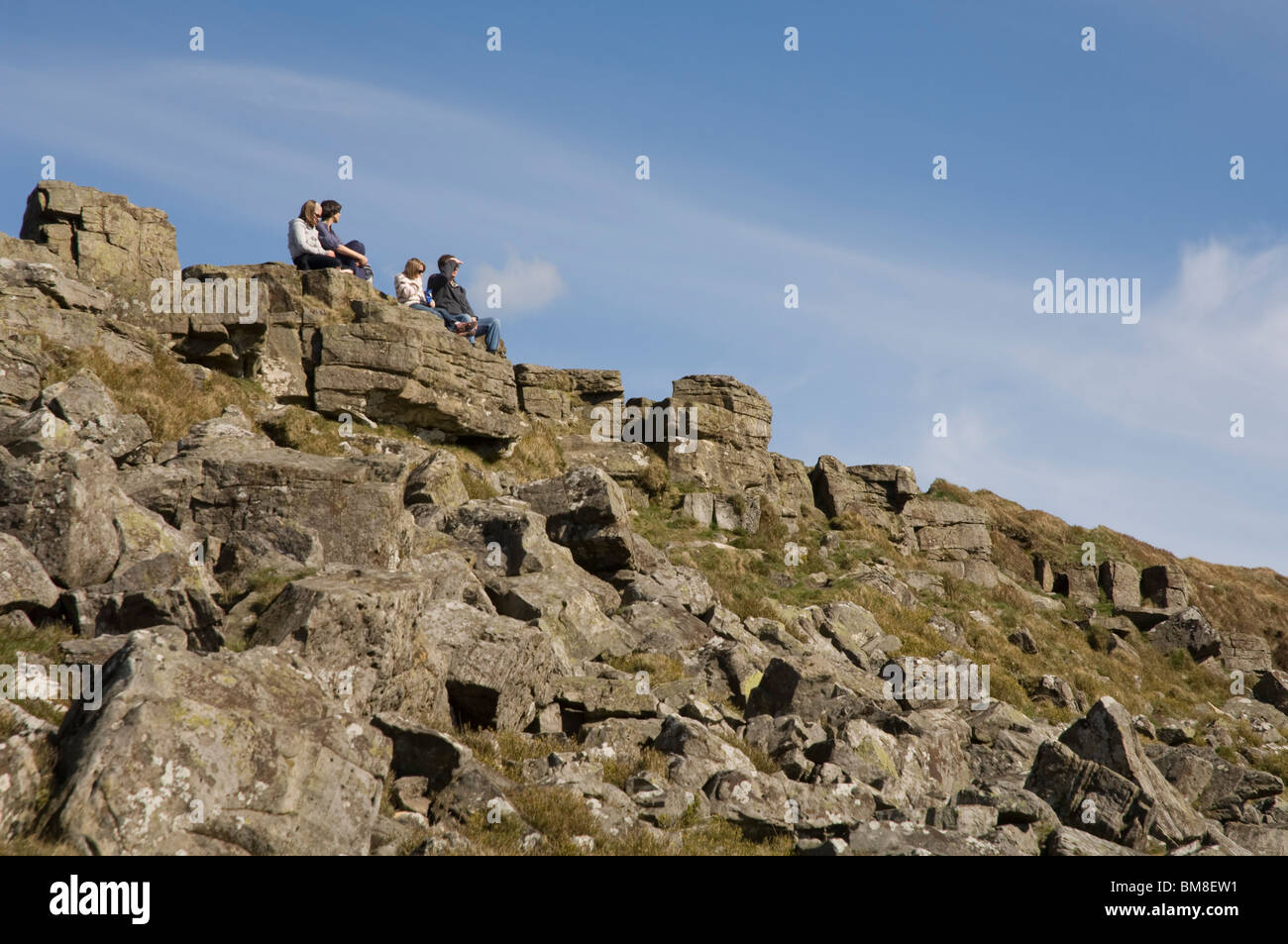 Des gens assis sur le sommet du Pain de Sucre, Montagne Noire, Pays de Galles, Royaume-Uni, Europe Banque D'Images