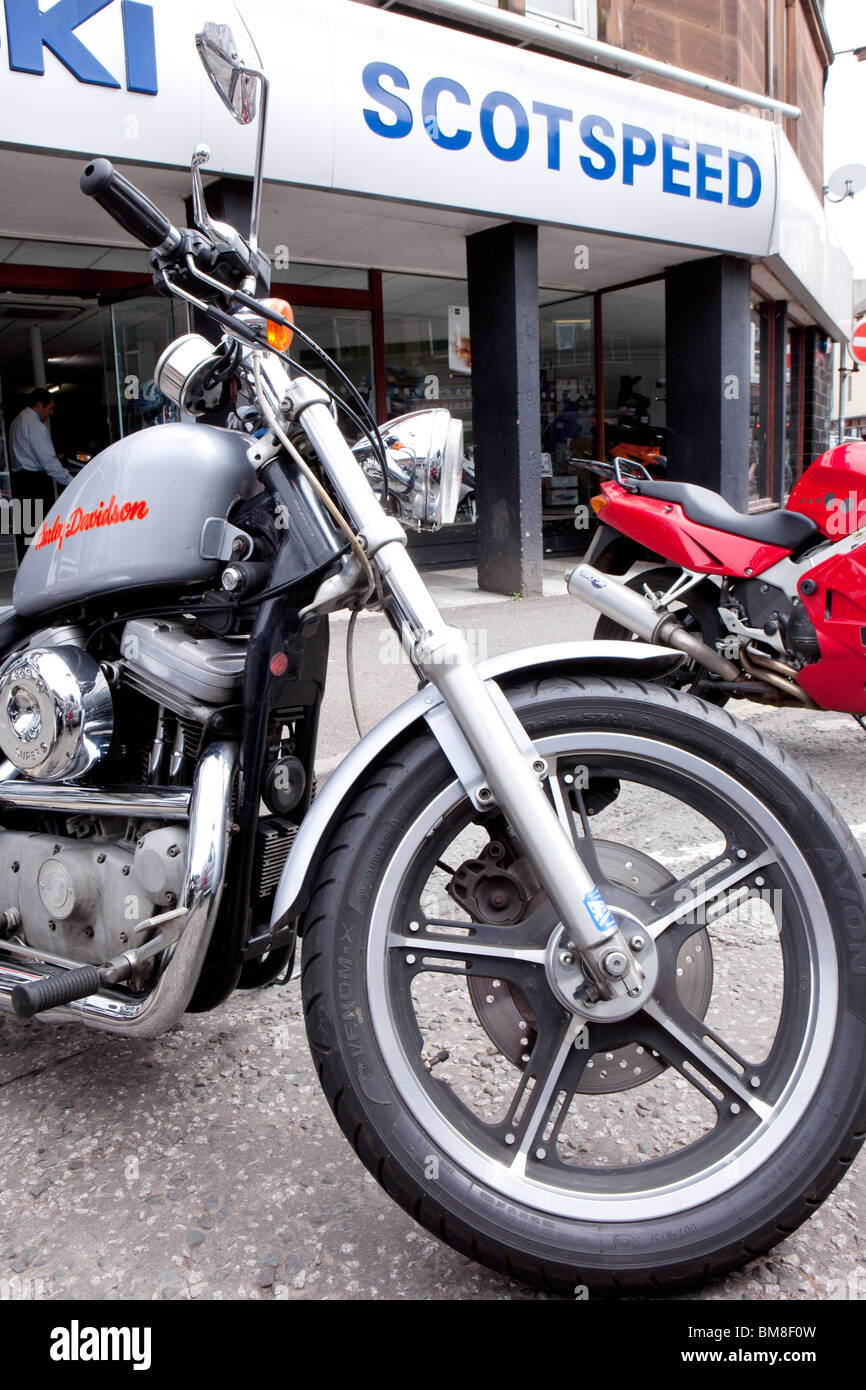 De moto roue avant et fourche sur une moto Harley Davidson à l'extérieur de Scotspeed moto shop Dumfries UK Banque D'Images