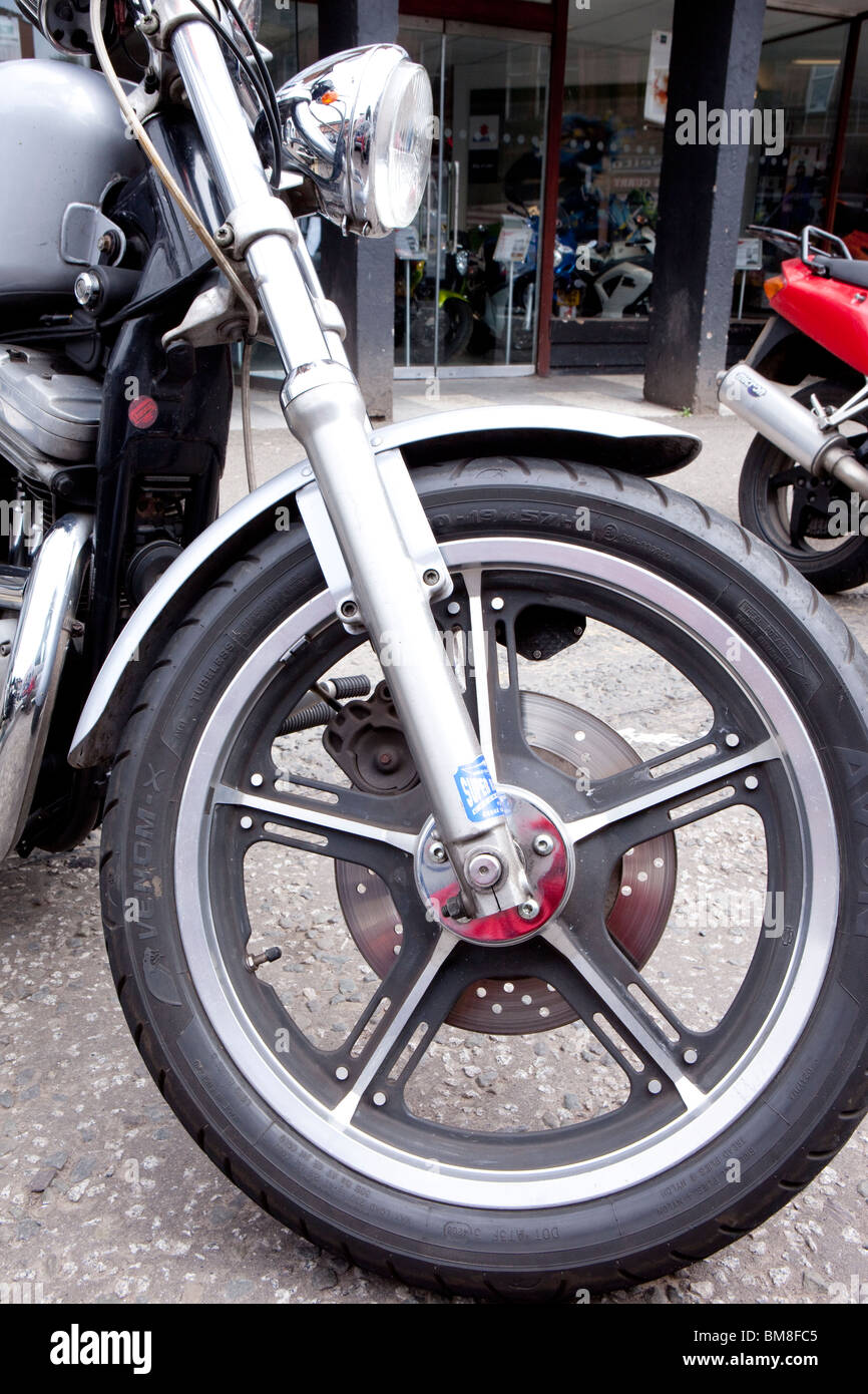 De moto roue avant et fourche sur une moto Harley Davidson à l'extérieur de Scotspeed moto shop UK Banque D'Images