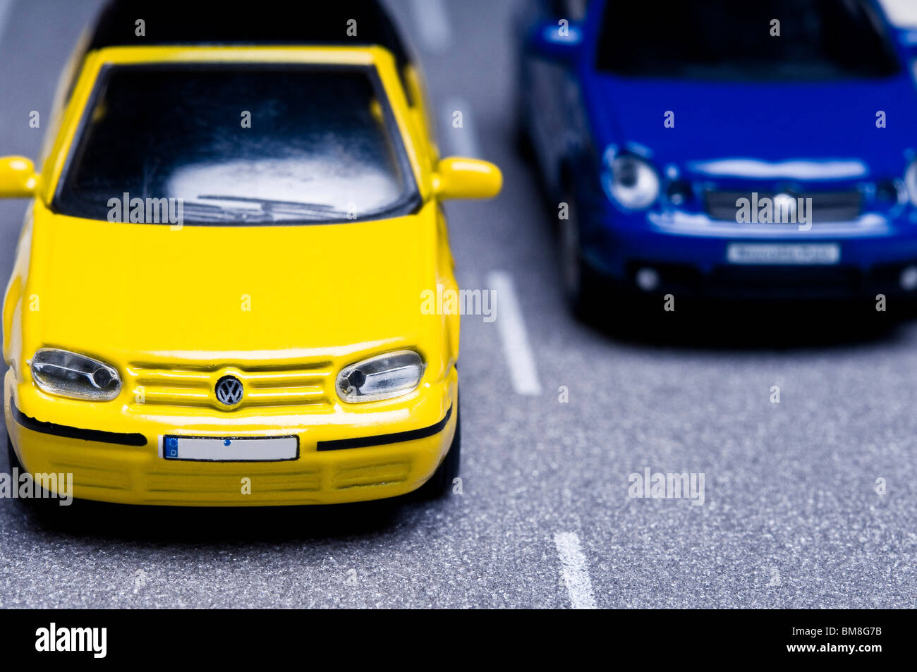 Deux petite voiture, l'un en passant devant les autres, en tant que concept de la concurrence et de la vitesse Banque D'Images