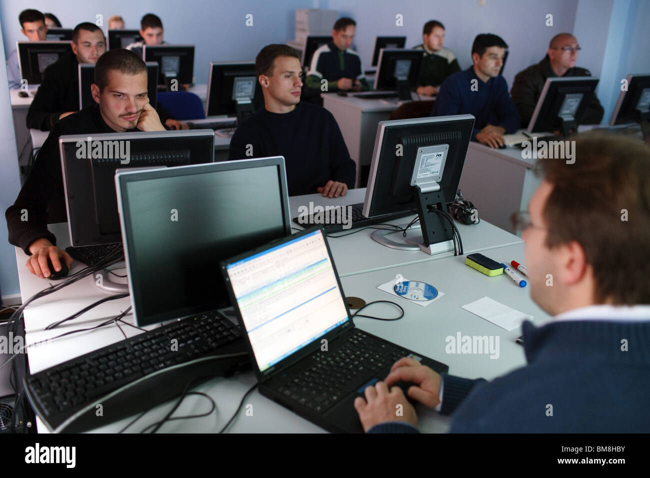 Un Networking Academy à Zenica, Bosnie et Herzégovine, dirigé par une faction et organisation en collaboration avec Cisco Systems. Octobre 200 Banque D'Images