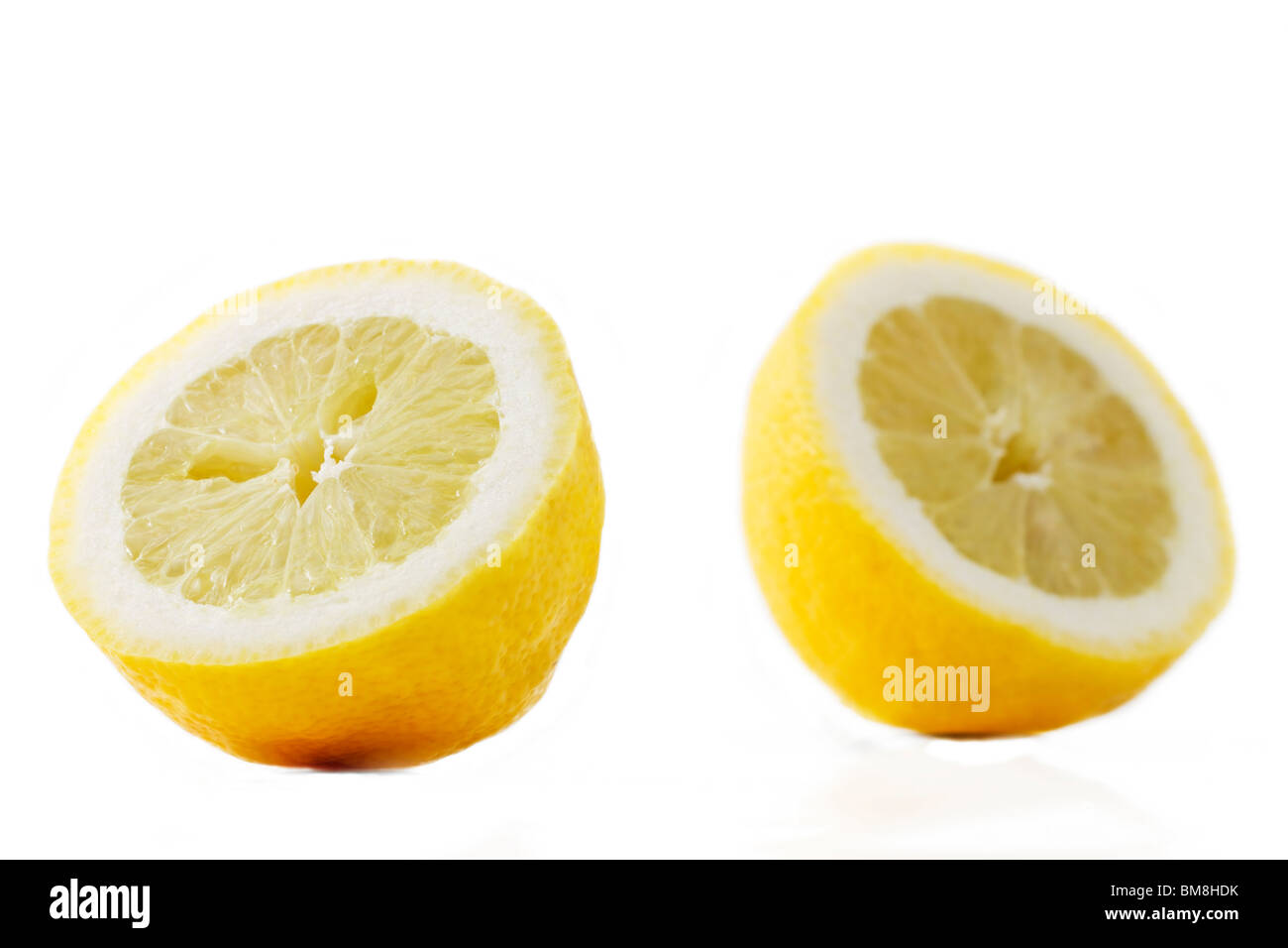 Se concentrer sur un demi citron en face de l'autre demi-citron Banque D'Images