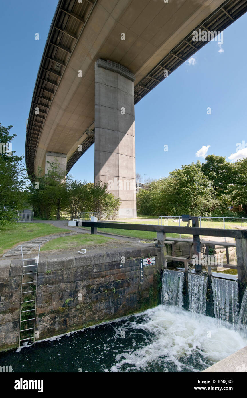 Serrure sur le Forth and Clyde Canal, sous le pont d'Erskine May. Banque D'Images