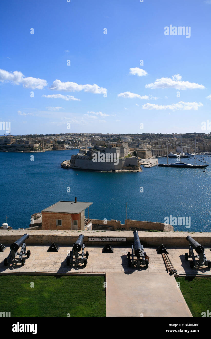 Une vue sur le Grand Port de la partie supérieure de la Barracca Gardens, à la recherche sur la batterie vers Vittoriosa. Banque D'Images