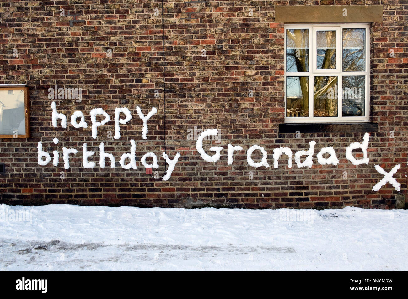 Joyeux Anniversaire Papi Message Ecrit Dans La Neige Sur Le Mur En Grand Broughton North Yorkshire Photo Stock Alamy Joyeux Anniversaire Papi Message Ecrit Dans La Neige Sur Le Mur En Grand Broughton North Yorkshire Photo Stock Alamy