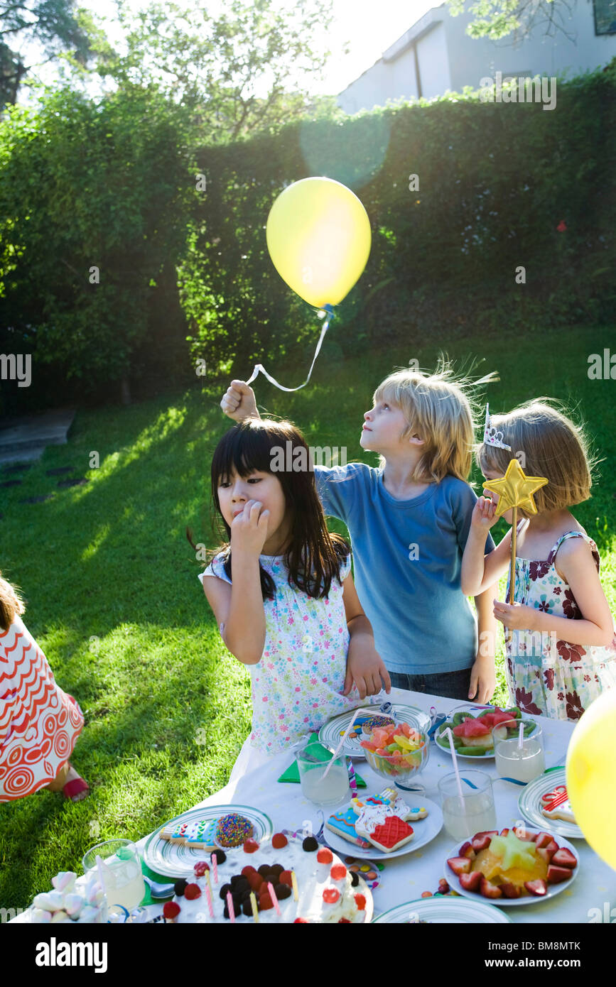 Enfants A La Fete D Anniversaire En Plein Air Photo Stock Alamy Enfants A La Fete D Anniversaire En Plein Air Photo Stock Alamy