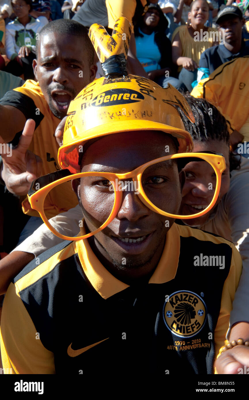 Supporter de football sud-africain portant un Makarapa fanhelmet Cape Town Afrique du Sud Banque D'Images