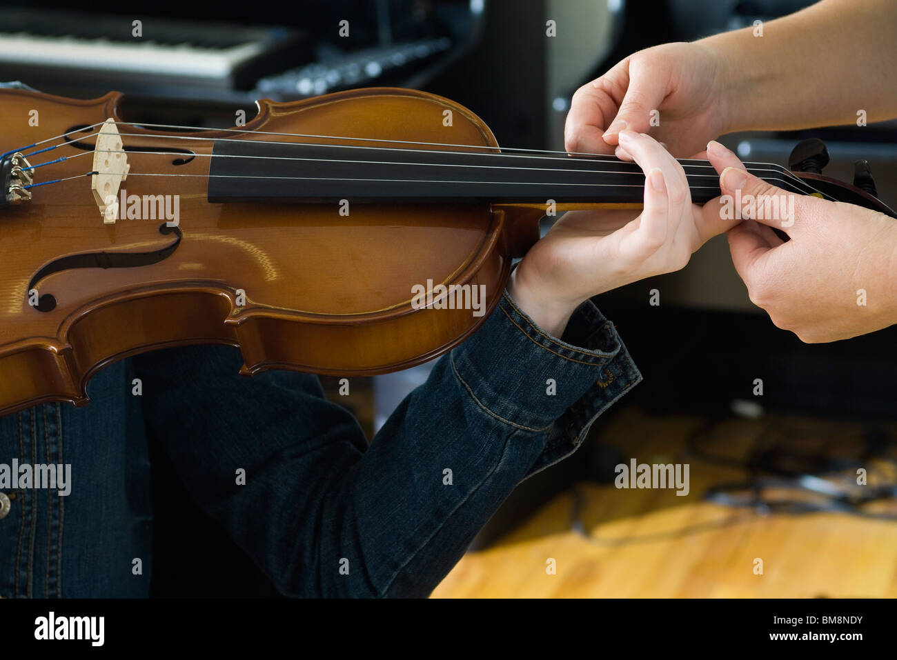 Apprendre à jouer du violon Photo Stock - Alamy