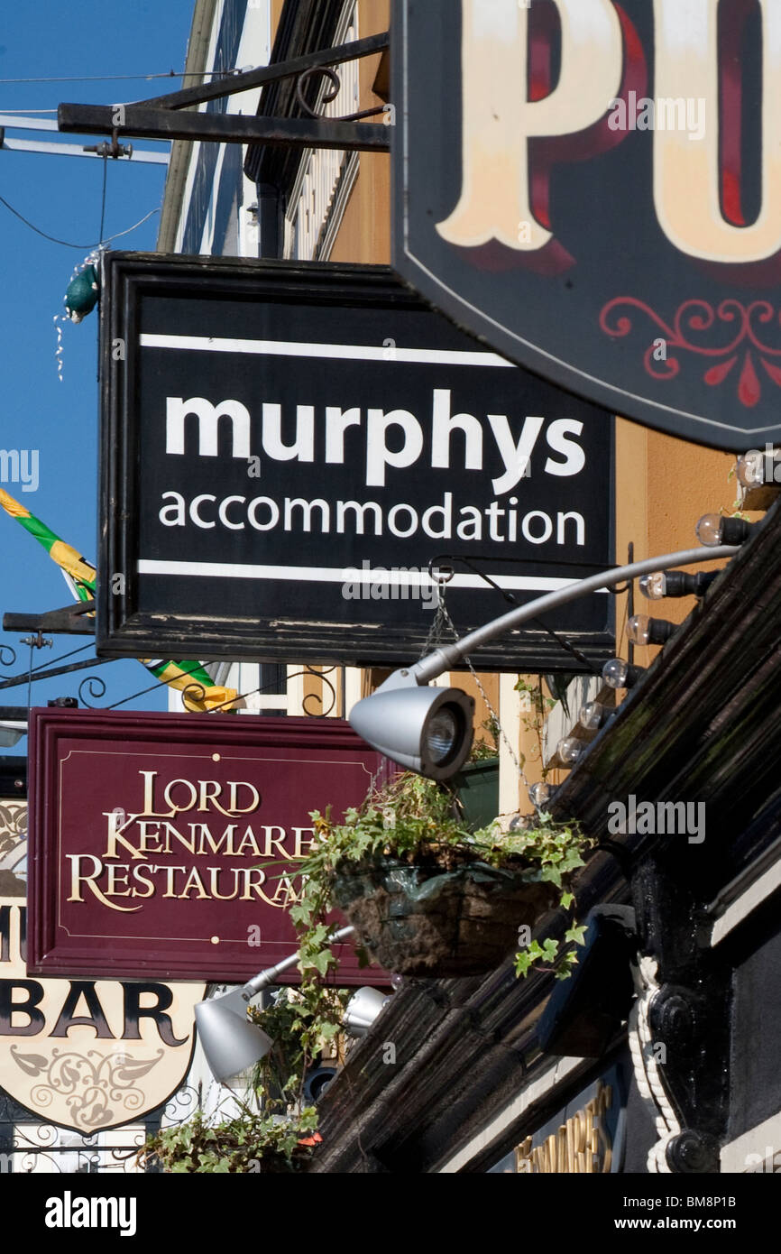 Pub irlandais et restaurant signes, Killarney, comté de Kerry Banque D'Images