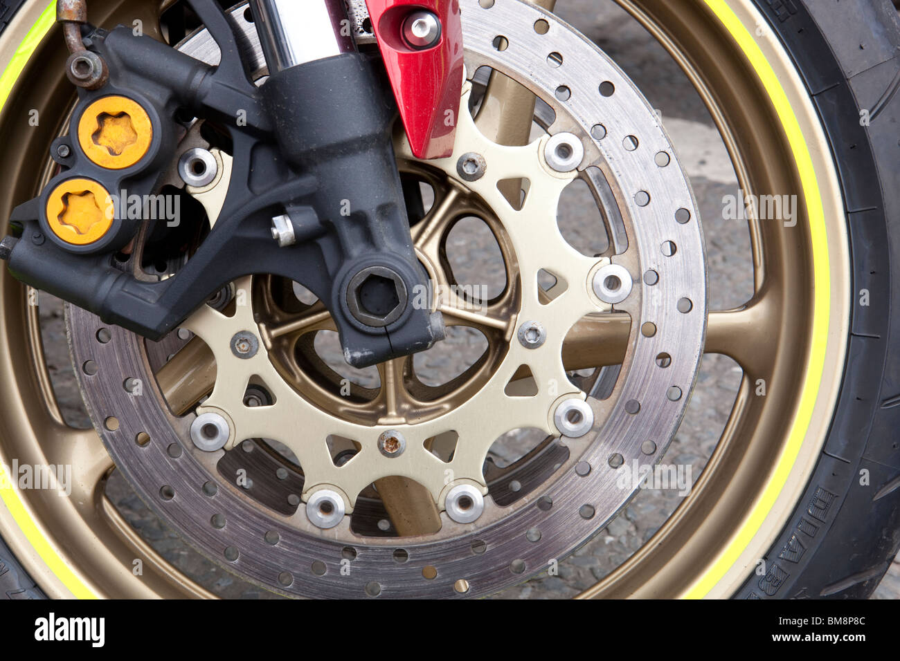 Moto close up de fourches pneus disque de frein avant sur une moto Banque D'Images