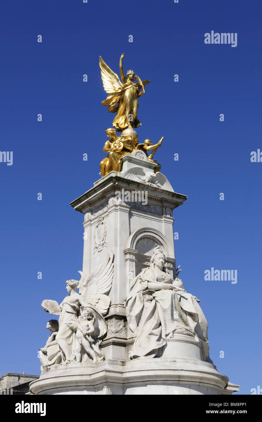 Le monument de la reine Victoria à l'extérieur de Buckingham Palace, London England UK Banque D'Images