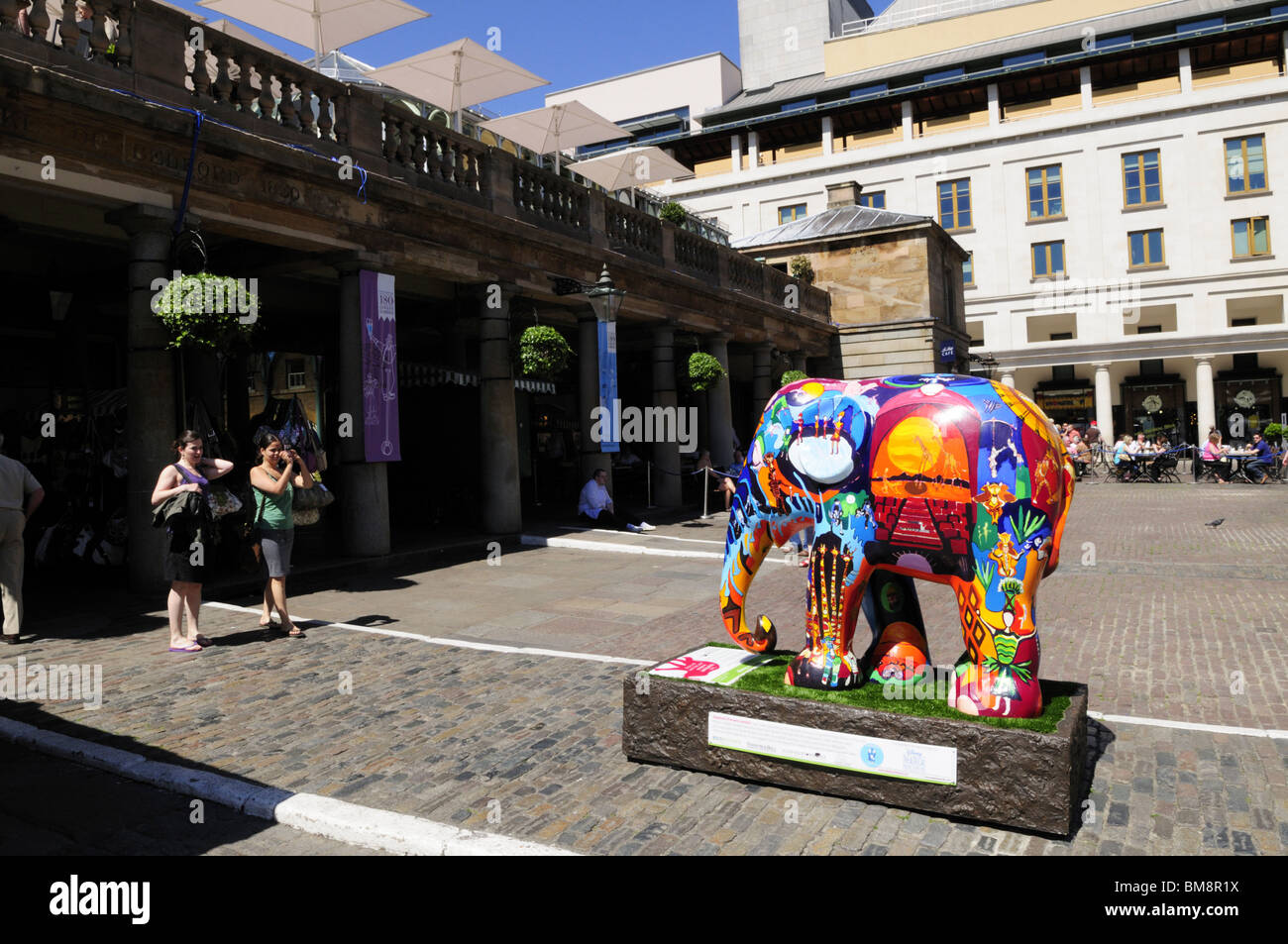 Une femme prenant des photos d'un elephant Parade Londres 2010 sculpture, Covent Garden, London, England, UK Banque D'Images