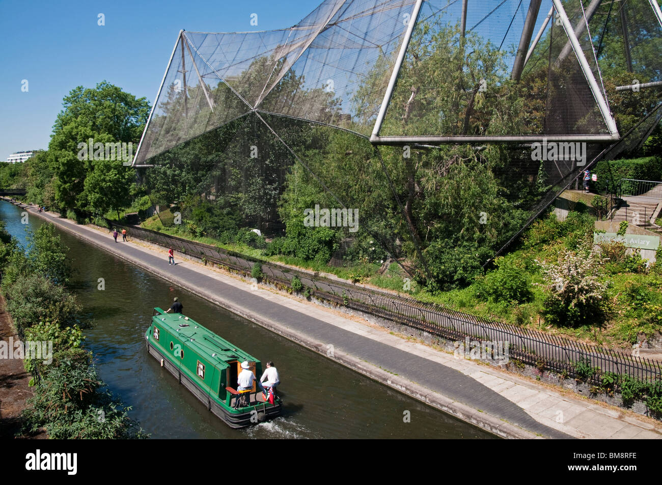 Le Zoo de Londres, le Snowdon Aviary, Regents Canal étroit et bateau. Banque D'Images